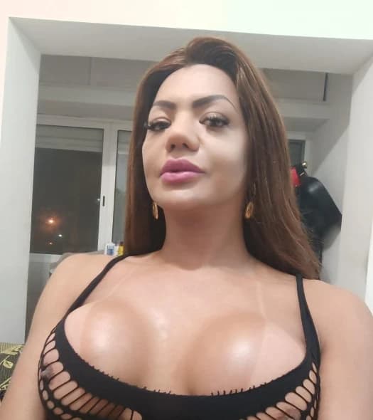 LEIRIA TRAVESTI DOTADA XXL COMPLETA NA CAMA