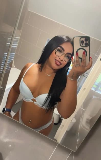 Novinha gostosa 23 aninhos❤️piercing na cona oral guloso amo